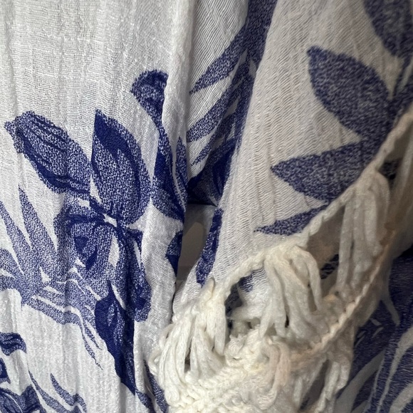 Crocheted cover up - Picture 4 of 5